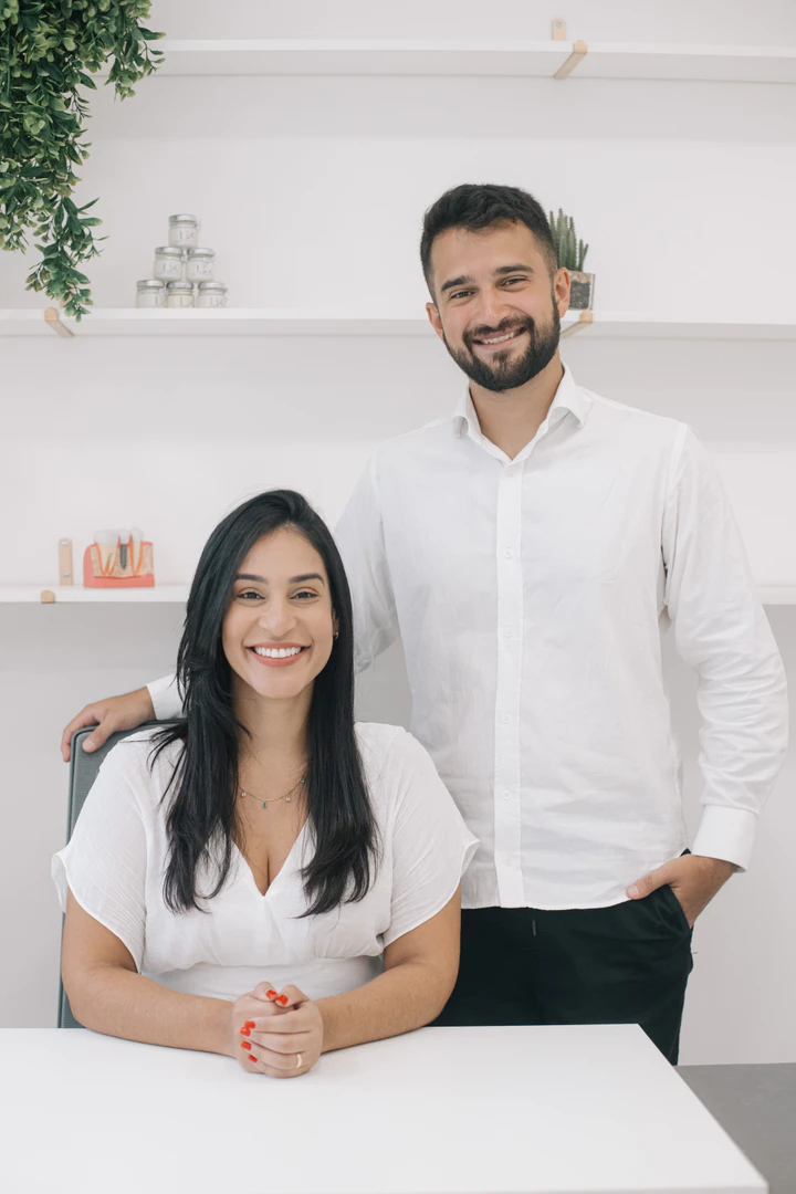 Dra. Karla Ribeiro e Dr. Luccas Manso, responsáveis pela LK Odontologia